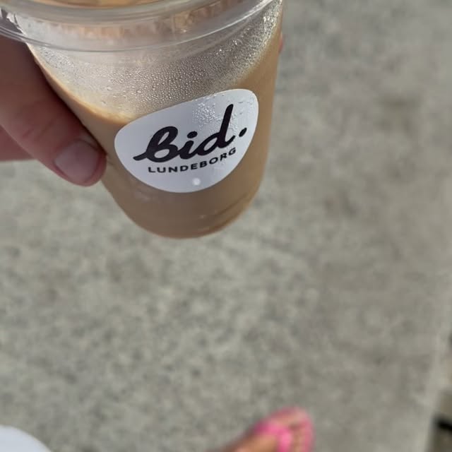 Barista iced latte med dobbelt espresso shot 👏🏽🧊Find dem på Havnevej 15, Lund