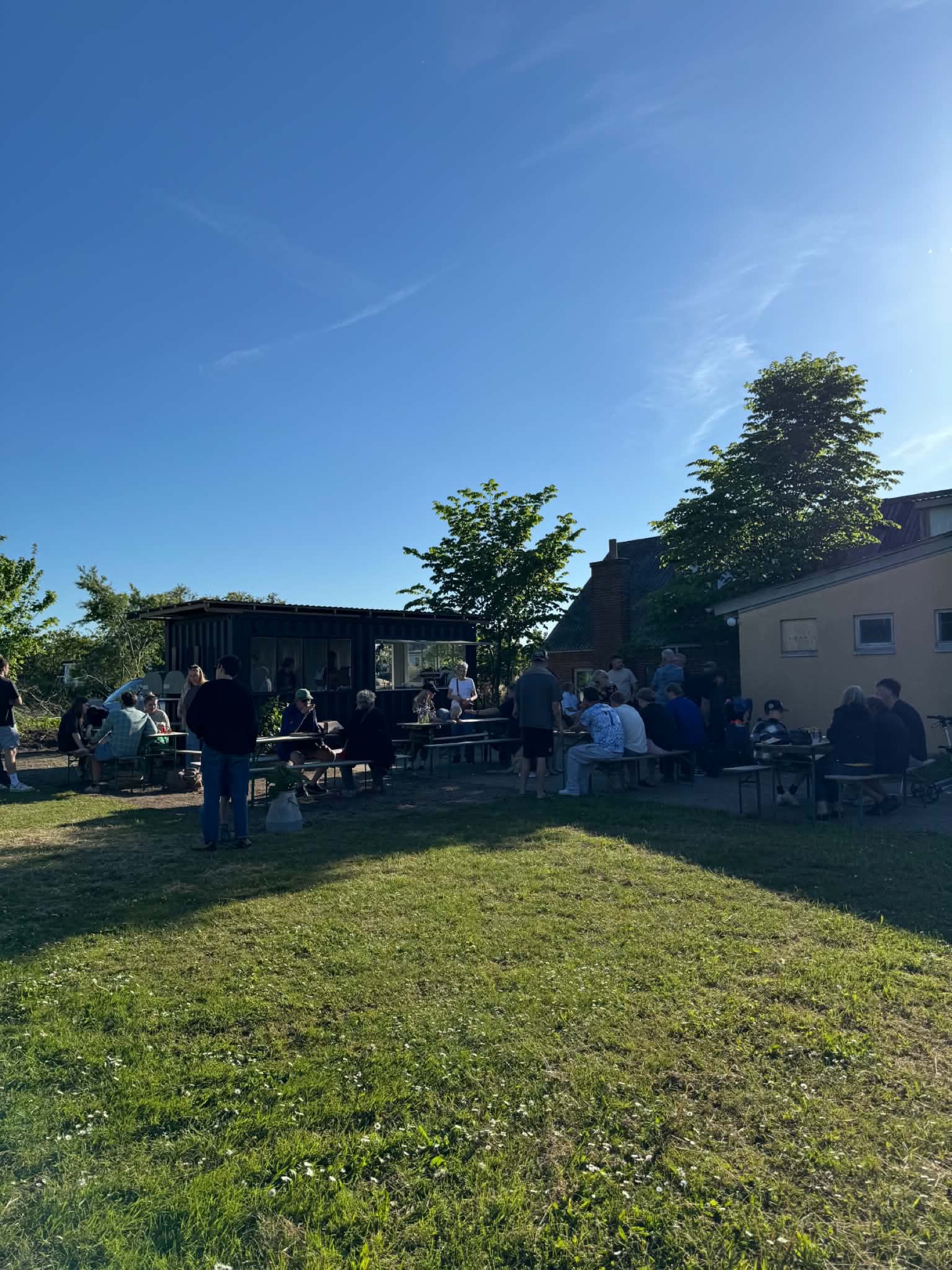bid. Lundeborg — udendørs picnic-borde i sol