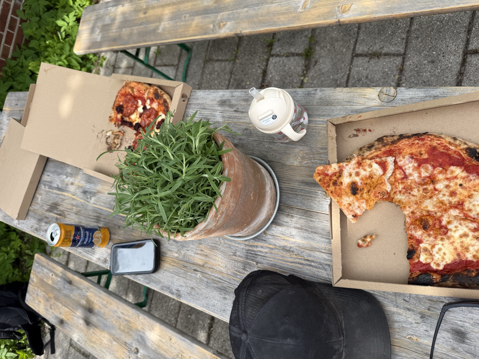 Pizza på picnic-bord
